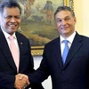 Tổng Thư ký ASEAN Surin Pitsuwan gặp Thủ tướng Hungary Viktor Orban. (Nguồn: AP)