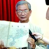 Nhà nghiên cứu Trần Đình Sơn công bố Tập sách “Địa dư đồ khảo” trước báo chí. (Ảnh: Thế Anh/Vietnam+)