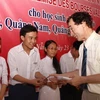 Giáo sư Odon Vallet trao học bổng cho học sinh tỉnh Quảng Nam, tháng 8/2011. (Ảnh: Trần Lê Lâm/TTXVN)