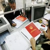 Cấp "sổ đỏ" ở một văn phòng đăng ký quyền sử dụng đất. (Nguồn: baodientu.chinhphu.vn)