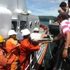 Ngư dân Trần Văn Hoàng được chuyển lên bờ đưa đi cấp cứu. (Ảnh: Đoàn Quang Đức/TTXVN)