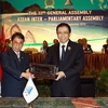 Ngài Marzuki Alie, Chủ tịch Hạ viện Indonesia, Chủ tịch AIPA bàn giao chức Chủ tịch AIPA cho đại diện Vương quốc Brunei. (Ảnh: Doãn Tấn/TTXVN)
