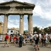 Khách du lịch tham quan một công trình kiến trúc cổ ở Hy Lạp. (Nguồn: BGNES) 