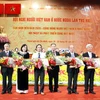Đại diện Bộ Ngoại giao trao bằng khen cho các Việt kiều tiêu biểu. (Ảnh: Hoàng Anh Tuấn/Vietnam+)