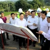 Đoàn khảo sát của ADB nghe thuyết minh trên Quy hoạch Dự án cao tốc Nội Bài-Lào Cai. (Nguồn: baolaocai.vn)