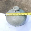 Một bình gốm trong số đồ gốm bị thu giữ ở thị xã La Gi, tối 29/9. (Nguồn: binhthuantv.vn)