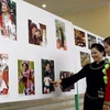 Khách tham quan một triển lãm ảnh về miền đất, con người Việt Bắc ở tỉnh Bắc Kạn. (Ảnh: Thanh Tùng/TTXVN)