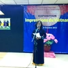 Bà Nguyễn Thị Hoa, Phó Giám đốc Trung tâm triển lãm văn hóa nghệ thuật Việt Nam phát biểu tại buổi khai mạc triển lãm. (Nguồn: phân xã Paris)
