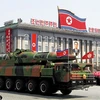 Một hệ thống tên lửa đạn đạo của Triều Tiên được diễu hành trong một buổi lễ ở Bình Nhưỡng, tháng 4/2012. (Nguồn: AP) 
