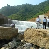 Đoàn công tác tỉnh Quảng Trị khảo sát hiện trường đập thủy điện Đakrông 3 bị vỡ. (Ảnh: Trần Tĩnh/Vietnam+)
