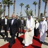 Thủ tướng của phong trào Hamas Ismail Haniya (giữa, bên trái) đón Quốc vương Qatar Hamad bin Khalifa al-Thani (giữa, phải) tới thăm dải Gaza. (Nguồn: AFP)