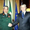 Thứ trưởng Nguyễn Chí Vịnh tới chào xã giao Bộ trưởng Quốc phòng Italy Giampaolo Di Paola. (Ảnh: Minh Đức/Vietnam+)