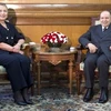 Tổng thống Algeria Abdelaziz Bouteflika tiếp Ngoại trưởng Mỹ Hillary Clinton. (Nguồn: AFP) 