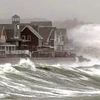 bão Sandy mang theo các con sóng lớn và dữ dội tràn vào bờ Đông nước Mỹ. (Nguồn: Globe Staff)