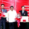 Ông Phonphet Phiulavong, Phó Bí thư tỉnh ủy kiêm Phó Tỉnh trưởng Se Kong trao huân chương các lãnh đạo Đặc khu inh tế Long Thành-Vientiane. (Ảnh: Hoàng Chương/Vietnam+)