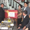 Đoàn Hội Cựu chiến binh TTXVN trao quà cho đại diện Trung tâm nhân đạo Phú Quý, Bắc Giang. (Ảnh: Việt Hùng/Vietnam+)