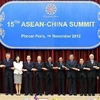 Các Trưởng đoàn dự Hội nghị Cấp cao ASEAN - Trung Quốc lần thứ 15 chụp ảnh chung. (Ảnh: Đức Tám/TTXVN)