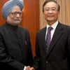 Thủ tướng Trung Quốc Ôn Gia Bảo (phải) gặp Thủ tướng Ấn Độ Manmohan Singh (trái) bên lề Hội nghị cấp cao ASEAN + 3 tại Phnom Penh. (Nguồn: AFP/TTXVN)