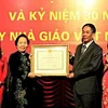 Phó Chủ tịch nước Nguyễn Thị Doan trao Huân chương Độc lập hạng Nhì cho Trường Đại học Dược Hà Nội. (Ảnh: Dương Ngọc/TTXVN)