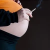 Mẹ hút thuốc lá khi đang mang thai sẽ làm con giảm khả năng tiếp thu kiến thức. (Nguồn: wellness.nifs.org)