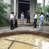 Đoàn công tác đến kiểm tra vùng đất sụt lún tại gia đình anh Lê Xuân Hòa. (Nguồn: quangninhquangbinh.gov.vn)