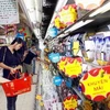 Khách chọn mua hàng hóa tại siêu thị Big C Hà Nội. (Ảnh: Quang Quyết/TTXVN)