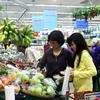 Người tiêu dùng mua sắm tại siêu thị Co.op Mart Tân Phú, Thành phố Hồ Chí Minh. (Ảnh: Thanh Vũ/TTXVN)