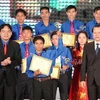 Phó Thủ tướng Vũ Văn Ninh trao thưởng Lương Định Của lần 7 cho các nhà nông trẻ. (Ảnh: Dương Giang/TTXVN)
