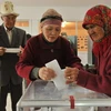 Cử tri Kyrgyzstan đi bỏ phiếu trong một cuộc bầu cử ở nước này. (Nguồn: oilandglory.foreignpolicy.com)