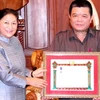 Chủ tịch Quốc hội Lào, Pany Zathotou đã trao tặng Huân chương Lao động hạng 2 cho ông Trần Bắc Hà, Chủ tịch BIDV. (Ảnh: Hoàng Chương/Vietnam+)