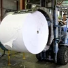 Vận chuyển giấy cuộn đến dây chuyền sản xuất giấy A4 tại Công ty Giấy Bãi Bằng. (Ảnh: Hoàng Hùng/TTXVN)