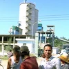 Người dân bức xúc kéo đến trước cổng Nhà máy Ximăng Đại Việt - Dung Quất để cản trở. (Nguồn: cand.com.vn) 