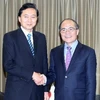 Chủ tịch Quốc hội Nguyễn Sinh Hùng tiếp cựu Thủ tướng Nhật Bản Yukio Hatoyama đến chào xã giao. (Ảnh: Nhan Sáng/TTXVN)