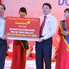 Phó Tổng giám đốc VietinBank Nguyễn Văn Du trao tài trợ cho tỉnh Sóc Trăng. (Nguồn: vietinbank.vn)