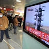 Người dân Hàn Quốc theo dõi vụ phóng tên lửa của Cộng hòa Dân chủ Nhân dân Triều Tiên trên truyền hình tại nhà ga ở Seoul. (Nguồn: AFP/TTXVN)