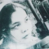 Bà Phạm Thị Viễn, trực chiến trên trận địa pháo năm 1972. (Chụp lại từ ảnh tư liệu)