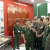 Đoàn đại biểu Cựu học viên quân sự Campuchia thăm quan Bảo tàng Miền Đông Nam Bộ, Quân khu 7. (Ảnh: Thế Anh/TTXVN)