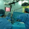 Các bác sỹ bệnh viện Nhi đồng 2 thực hiện ca ghép thận. (Nguồn: báo Thanh Niên/Bệnh viện Nhi Đồng 2)