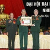 Hội Cựu chiến binh Việt Nam đón nhận huân chương của Lào (Nguồn: TTXVN)