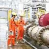 Công nhân kiểm tra hệ thống đường ống dẫn khí ở nhà máy chế biến khí Nam Côn Sơn. (Ảnh: Hà Thái/TTXVN)