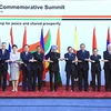 Các trưởng đoàn dự hội nghị bắt tay nhau thể hiện sự hợp tác chặt chẽ ASEAN-Ấn Độ. (Ảnh: Đức Tám/TTXVN)