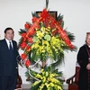 Đoàn đại biểu Ủy ban Trung ương Mặt trận Tổ quốc Việt Nam chúc mừng Tổng giám mục Hà Nội nhân Lễ Thiên chúa Giáng sinh 2012. (Ảnh: Nguyễn Dân/TTXVN) 