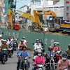 Tình trạng lô cốt rào chắn duy trì thời gian dài trên đường phố Thành phố Hồ Chí Minh đã gây ra những khó khăn cho người dân thành phố. (Nguồn: TTXVN)