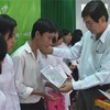 Trao học bổng Trần Đại Nghĩa mở rộng năm học 2012-2013 cho các em học sinh vượt khó học giỏi. (Nguồn: thvl.vn) 