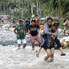 Người dân Philippines sơ tán khỏi vùng lũ lụt do bão Bopha gây ra. (Nguồn: AAP)