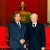 Tổng Bí thư tiếp ông Cheueng Sombounkhan, Bí thư Trung ương Đảng, Trưởng Ban Tuyên huấn Trung ương Lào. (Ảnh: Trí Dũng/TTXVN)