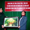 Chủ tịch Ủy ban Nhân dân tỉnh Cà Mau Phạm Thành Tươi tặng bức tranh "Nắng sớm bên rừng" cho Đồn Biên phòng Thàng Tín. (Nguồn: Báo Hà Giang)