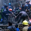 Lực lượng cứu hộ tham gia cứu nạn vụ sập mái nhà thờ. (Ảnh: Minh Hải/TTXVN)