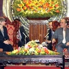 Chủ tịch Quốc hội Nguyễn Sinh Hùng tiếp Đại sứ Cộng hòa Liên bang Đức Jutta Frasch. (Ảnh: Trọng Đức/TTXVN)
