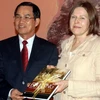 Phó Chủ tịch UBND thành phố Phùng Tấn Viết tặng quà lưu niệm bà Heidi Hautala. (Nguồn: báo Đà Nẵng)